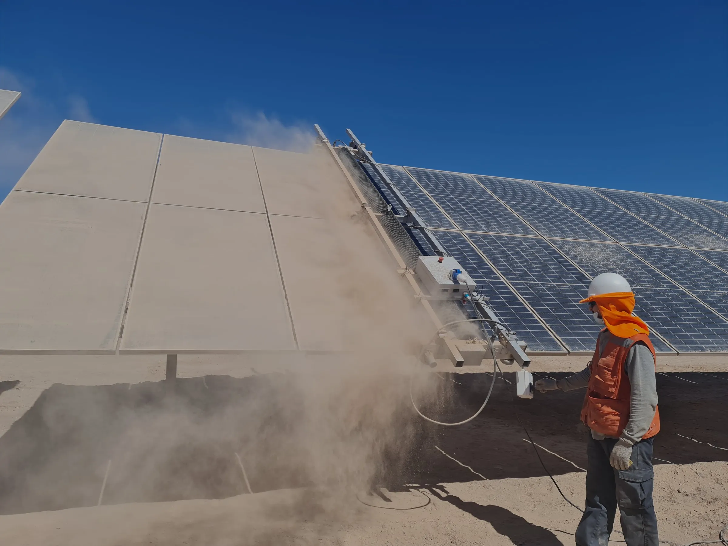 Operarios limpiando paneles solares en seco con DusterFlex
