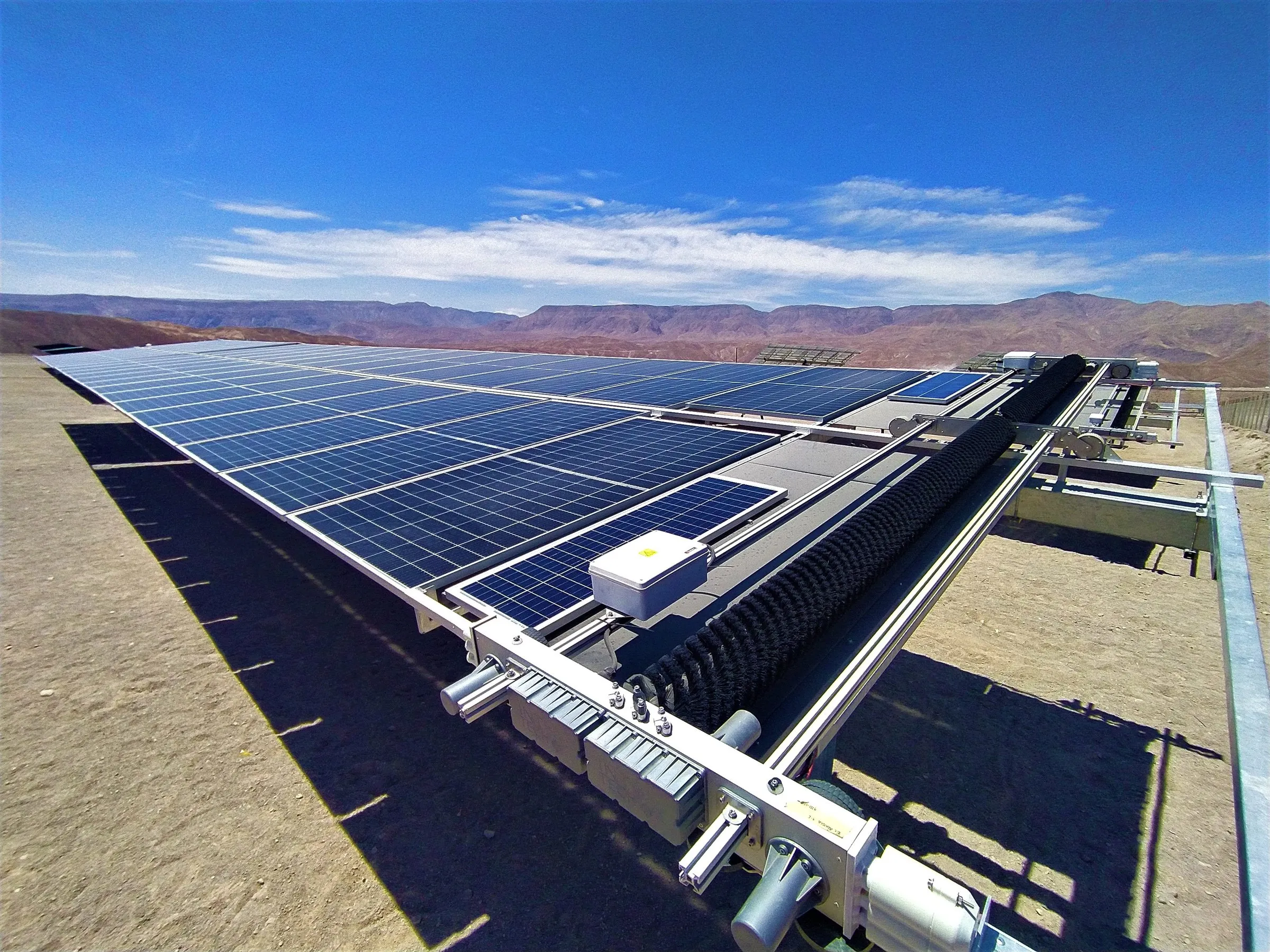 Robot SmartDuster instalado en una fila de paneles solares