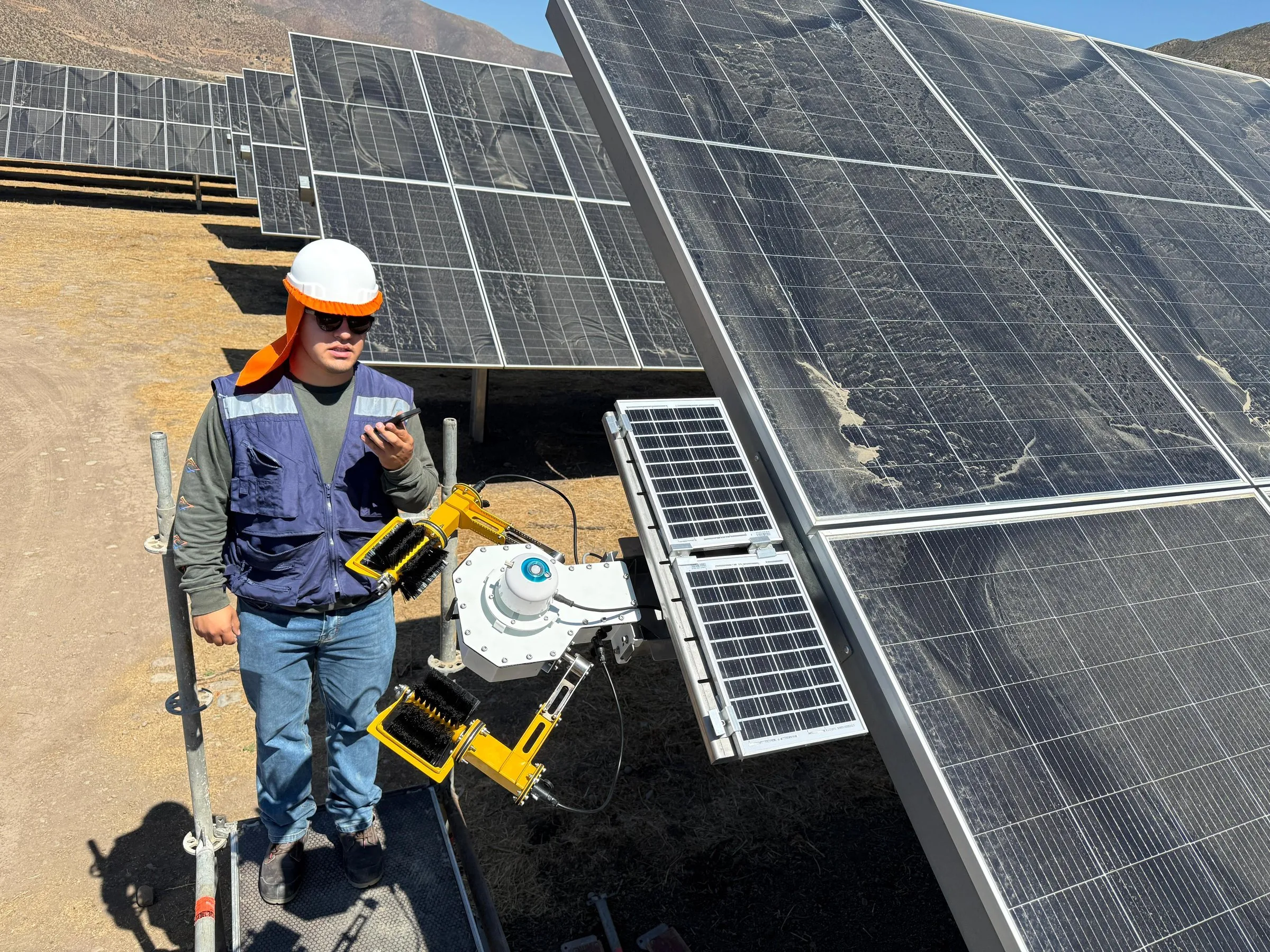 Operador instalando un Sunsight IT4 sobre un piranómetro
